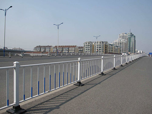 湖北道路鋅鋼護(hù)欄圖片2